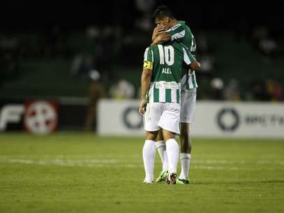 Alex comemora gol do Coritiba em goleada Foto: André Rodrigues / Gazeta do Povo