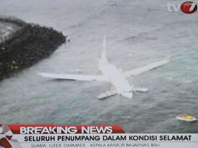Frame da emissora local 'TV One' mostra o avião da Lion Air no mar Foto: AFP