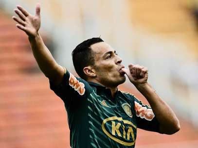 Após boa jogada de Tiago Real, Léo Gago abriu o marcador no Pacaembu Foto: Fernando Borges / Terra