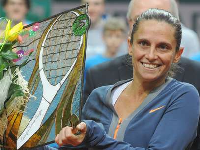 Roberta Vinci exibe troféu conquistado em Katowice Foto: AP