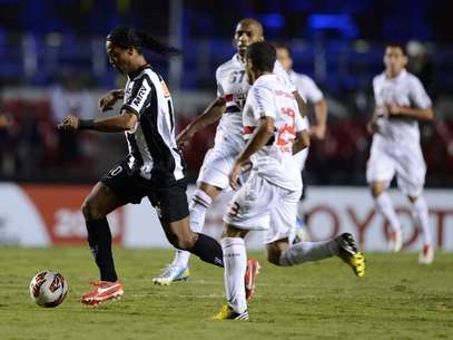 Ronaldinho disse que só iria brincar no jogo contra São Paulo Foto: Ricardo Matsukawa / Terra