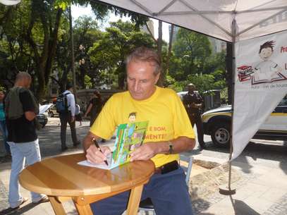 O escritor Laé de Souza autografou os livros doados Foto: Lucas Arruda Cardoso / vc repórter