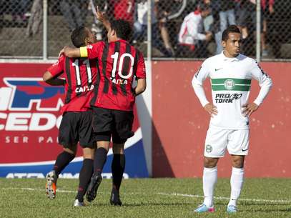 Edigar Junio comemora gol na vitória do Atlético-PR sobre o Coritiba Foto: Felipe Gabriel / Agência Lance