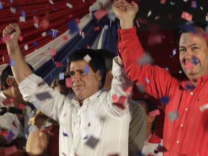 O candidato do Partido Colorado, Horacio Cartes, comemora a vitória nas urnas no Paraguai Foto: JORGE ADORNO / REUTERS