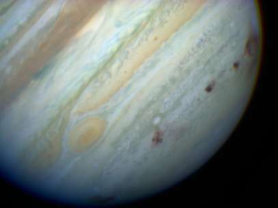 As manchas à direita são resultantes do impacto do cometa Shoemaker-Levy 9 em Júpiter, um dos mais importantes registros do Hubble Foto: Divulgação