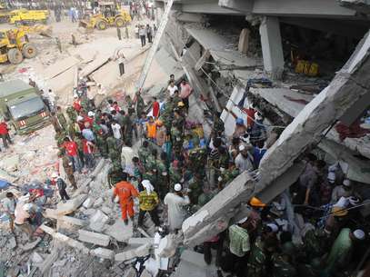 Equipes de emergência procuram por mortos e feridos sob os escombros em Bangladesh Foto: Reuters
