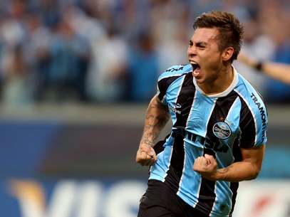 Vargas deve ficar no Grêmio até o fim do ano, diz jornal italiano Foto: AFP