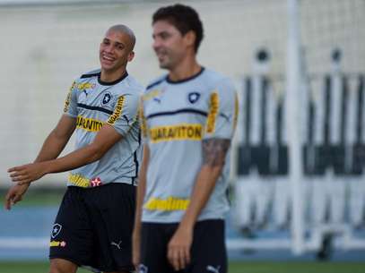 Defensor (ao fundo) pode ser repassado para Barcelona B ou time da primeira divisão Foto: Mauro Pimentel / Terra