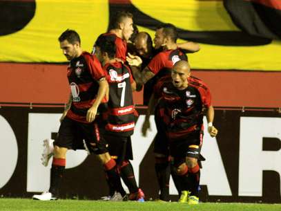 Vitória fez 4 a 0 nesta quinta-feira e ficou perto da decisão do Baiano Foto: Edson Ruiz / Gazeta Press
