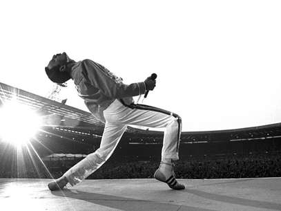 Em retrato de Neal Preston, Freddie Mercury se apresenta com o Queen no Estádio Wembley Foto: Neal Preston