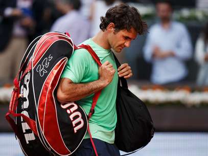 Cabisbaixo, Federer deixa quadra em Madri após derrota Foto: Getty Images