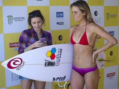 Alana, heavy user de redes sociais, se tornou uma das surfistas mais populares do planeta Foto: Daniel Ramalho / Terra