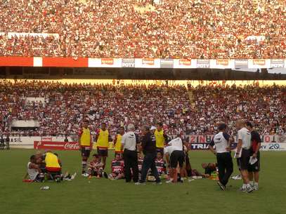 No Santa Cruz, Zé Teodoro chegou a deixar equipe no gramado durante intervalo para aproveitar a motivação do calor da torcida Foto: Eduardo Amorim / Brisa Comunicação e Arte - Especial para o Terra