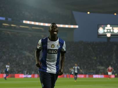 Varela comemora o gol do empate do Porto, que saiu de forma acidental, após passe de Alex Sandro Foto: AFP