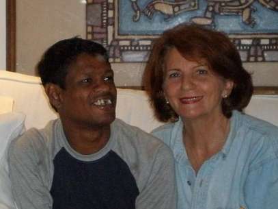 Sujit Kumar, o garoto-galinha, e Elizabeth Clayton, a australiana que o adotou Foto: Arquivo pessoal / Divulgação