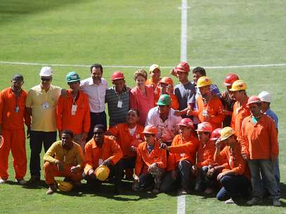 Presidente posa com operários que trabalharam nas obras para a construção do estádio em Brasília Foto: Adalberto Marques/Agif / 