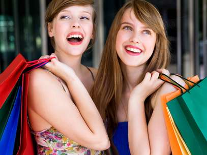 Os especialistas descobriram que 62% das mulheres que se jogam nas compras com uma amiga do sexo feminino gastam mais dinheiro do que as que se aventuram sozinhas Foto: Getty Images