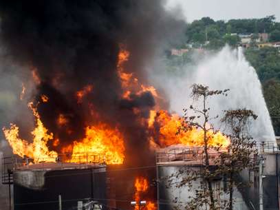 IncÃªndio se alastrou pelas ruas de Duque de Caxias Foto: Mauro Pimentel / Terra