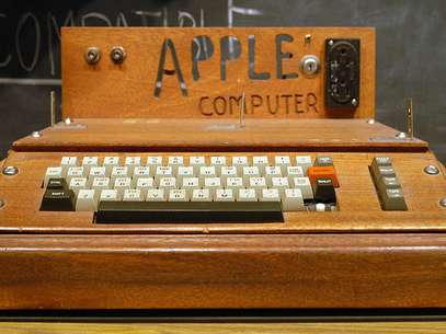 Apple I foi o primeiro computador fabricado pela empresa americana, na garagem da casa de Steve Jobs Foto: Reproducción 