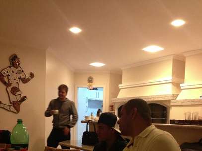 Empresário divulgou imagem com família de jogador e festejou acerto com o futebol espanhol Foto: Twitter