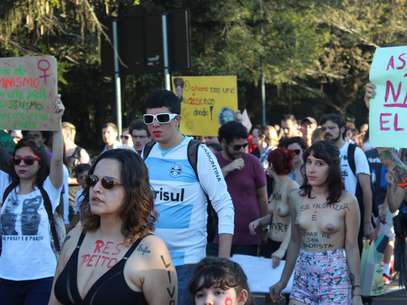 Mulheres com os seios à mostra protestaram na Marcha das Vadias Foto: Daniel Favero / Terra