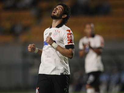 Atacante sofre com jejum de gols, mas conta com respaldo de diretoria Foto: Eduardo Viana / Agência Lance