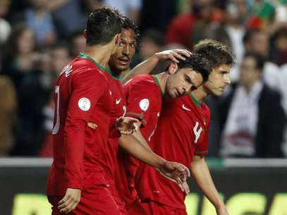Jogadores de Portugal comemoram gol de Postiga contra a Rússia Foto: Reuters