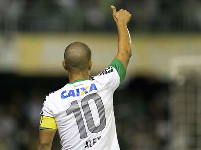 Alex participou do gol da vitória do líder Coritiba sobre o Náutico Foto: Felipe Gabriel / Agência Lance