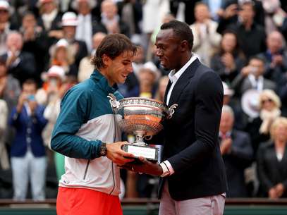 Velocista jamaicano Usain Bolt foi o responsável por entregar o troféu de Roland Garros para o tenista espanhol Rafael Nadal Foto: Getty Images