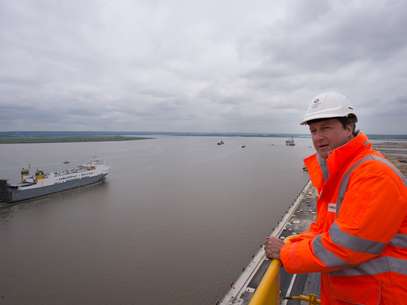David Cameron observa estuário do Rio Tâmisa durante visita a porto em construção em Tilbury Foto: Reuters