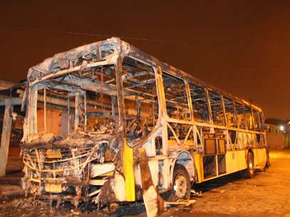 Ônibus foi destruído após ataque Foto: Edison Temoteo / Futura Press