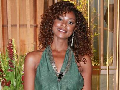 Cris Vianna exibe o cabelo cacheado e dividido ao meio, no melhor estilo natural Foto: TV Globo/Divulgação