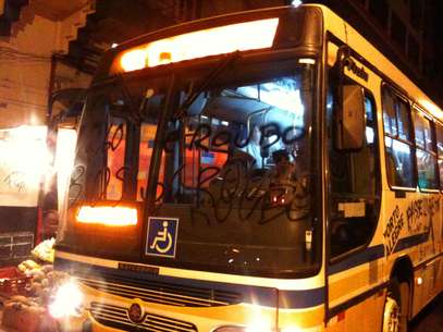 Ônibus pichado durante manifestações contra o aumento da passagem em Porto Alegre Foto: Daniel Favero / Terra