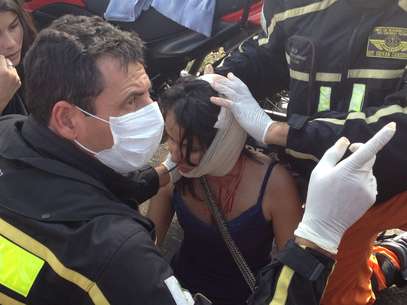 Mulher recebe atendimento após o ferimento na cabeça. Manifestação contra o dinheiro gasto com a Copa do Mundo foi realizada em Brasília Foto: Celso Paiva / Terra