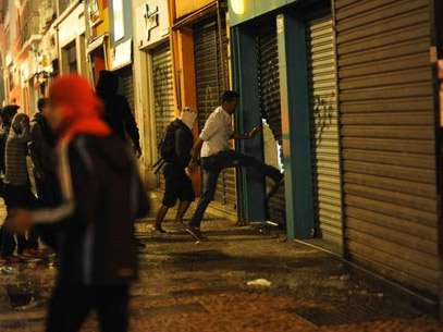 Fachadas de lojas são destruídas por grupo de vândalos após protestos no centro de São Paulo. Foto: Futura Press