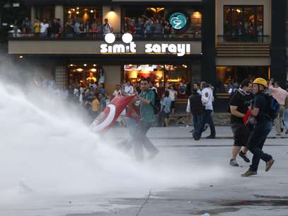 Em Istambul, a polícia voltou a usar jatos d'água para dispersar manifestantes  Foto: AP