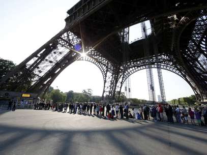 Turistas fazem fila na Torre Eiffel nesta quarta-feira Foto: Reuters