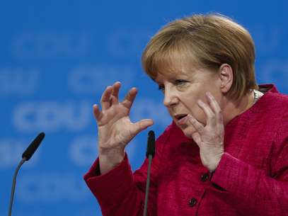 Merkel gesticula ao discursar no Congresso dos Partidos Cristãos, em Berlim Foto: AP