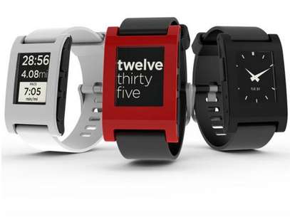 Relógios inteligentes Pebble são vendidos após o sucesso na arrecadação de US$ 10 milhões através do site de investimento comunitário Kickstarter Foto: Divulgação