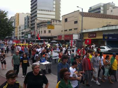 Manifestantes que estão na Tijuca chutaram carro da Rede Globo Foto: Monica Garcia / Artevista Comunicação, Assessoria e Empreendimentos Culturais Ltda - Especial para o Terra