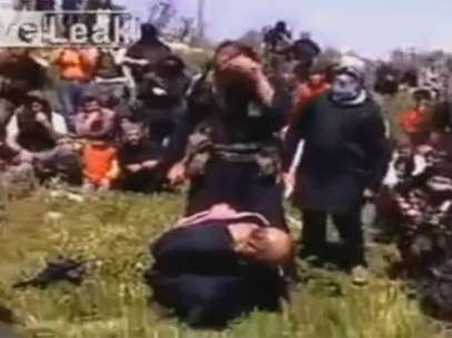 Frame de vídeo disponibilizado na internet mostra o que seria a decapitação de um padre na Síria Foto: LiveLeak / Reprodução