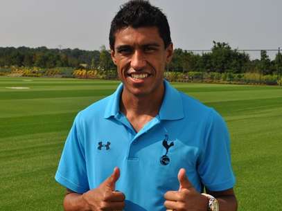 Paulinho já esteve na Inglaterra para conhecer as instalações do Tottenham Foto: Site oficial do Tottenham / Reprodução