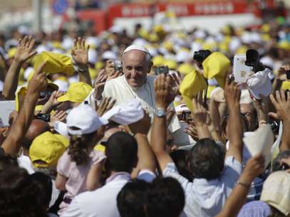 Papa Francisco é cercado por fiéis durante visita a Lampedusa, a ilha italiana mais meridional e próxima à África Foto: AP