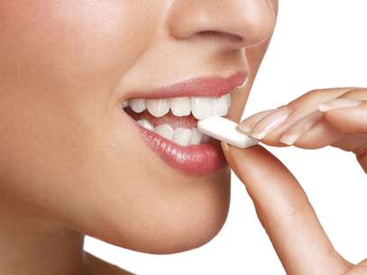 Além de auxiliar na higienização dos dentes, por meio do atrito da mastigação, o chiclete é usado em alguns tratamentos, como bruxismo e xerostomia (boca seca) Foto: Shutterstock