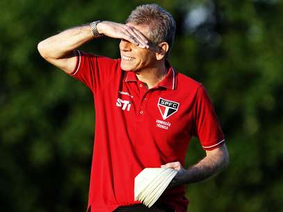 Treinador tem a missão de reerguer o São Paulo, que vem em período complicado na temporada Foto: Léo Pinheiro / Futura Press