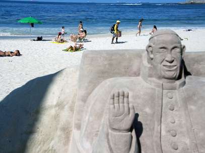 Papa Francisco ganhou sua própria escultura de areia na praia de Copacabana Foto: AFP