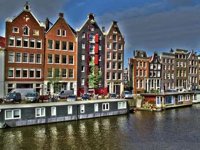 Os prédios geminados, as casas-barco e os inúmeros canais dão o clima especial de Amsterdã Foto: Karin Hoch / Editora Europa