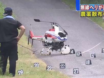 Policiais investigam o local em que o helicóptero foi encontrado Foto: AP