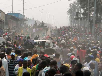 Moradores participam de manifesto em defesa da presença do Exército nas ruas de Goma, na República Democrática do Congo, no centro da África Foto: AP