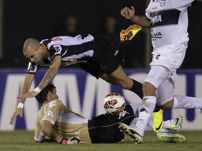 Tardelli teve duas grandes chances no primeiro tempo; em uma delas, foi travado pelo goleiro Martín Silva Foto: Reuters